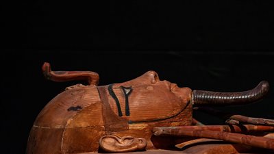 Le sarcophage de Ramsès II illumine l’exposition l’or des pharaons à Paris