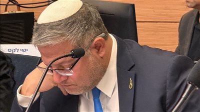 Ben Gvir arbore une épingle en forme de corde de pendaison lors d’une session à la Knesset pour promouvoir la peine de mort contre les prisonniers palestiniens